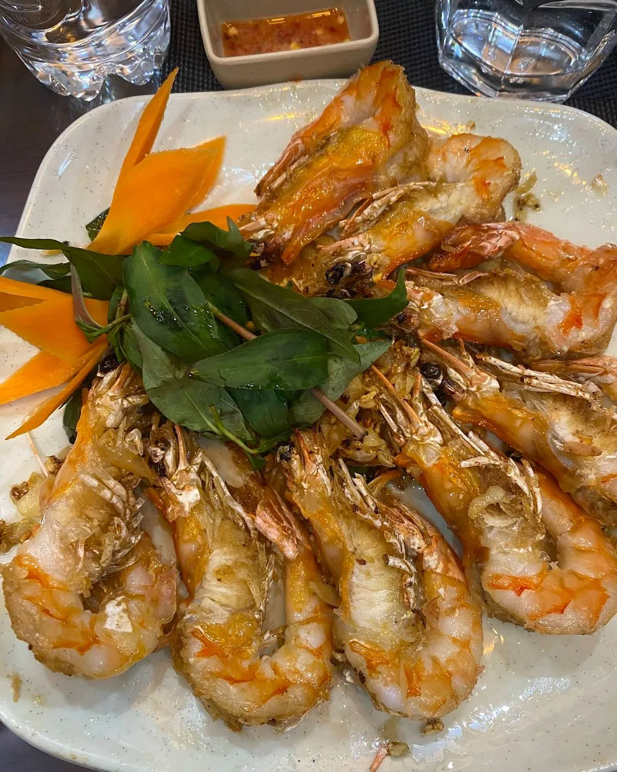 Tôm rang thơm béo với rau và sốt dùng kèm