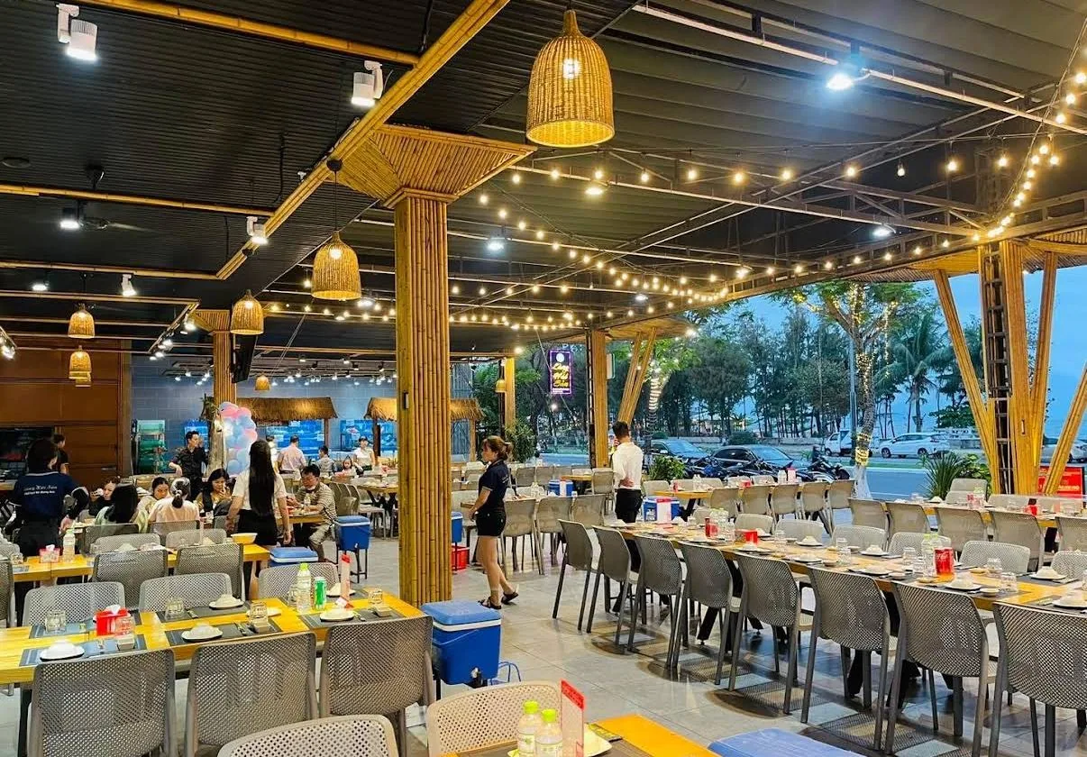 Không gian ngồi rộng rãi, sáng đẹp và gần biển tại Làng Hải Sản