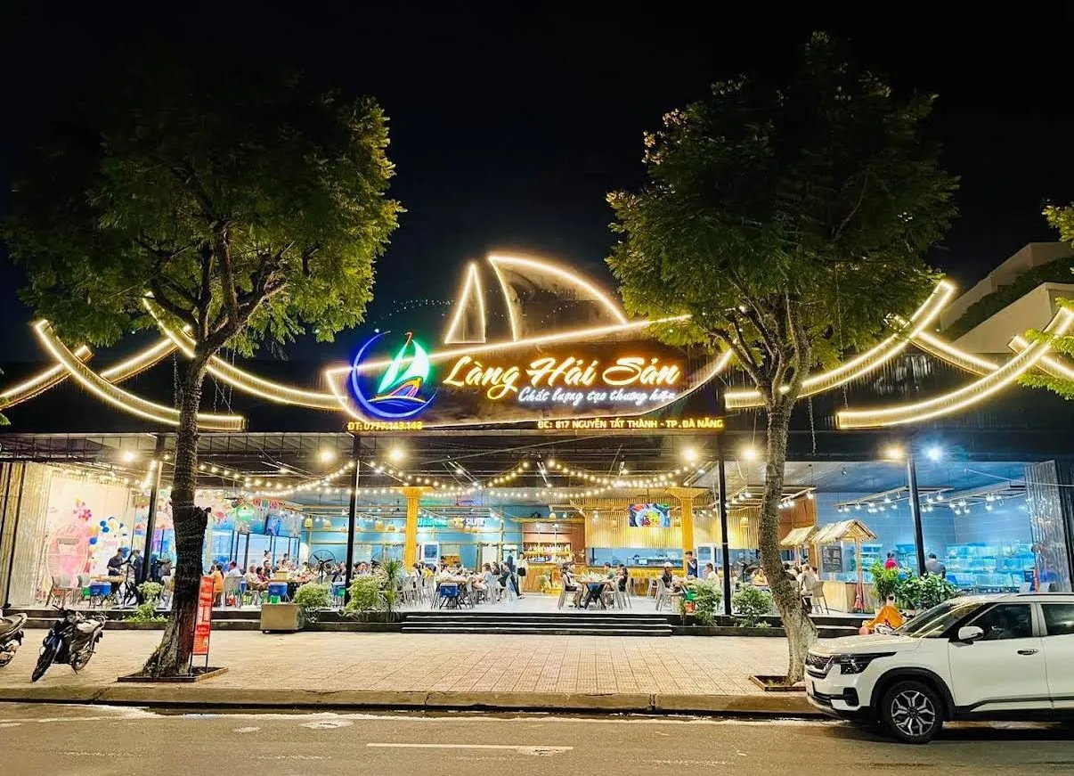 Mặt tiền Làng Hải Sản rực sáng về đêm tại Đà Nẵng